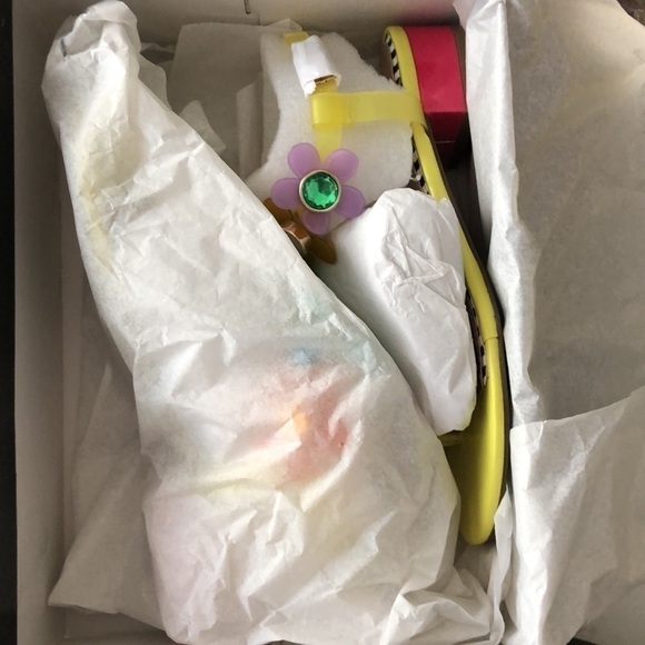 Betsey Johnson Alanni Sandal Yellow Flower NIB 6.5 - Picture 6 of 6